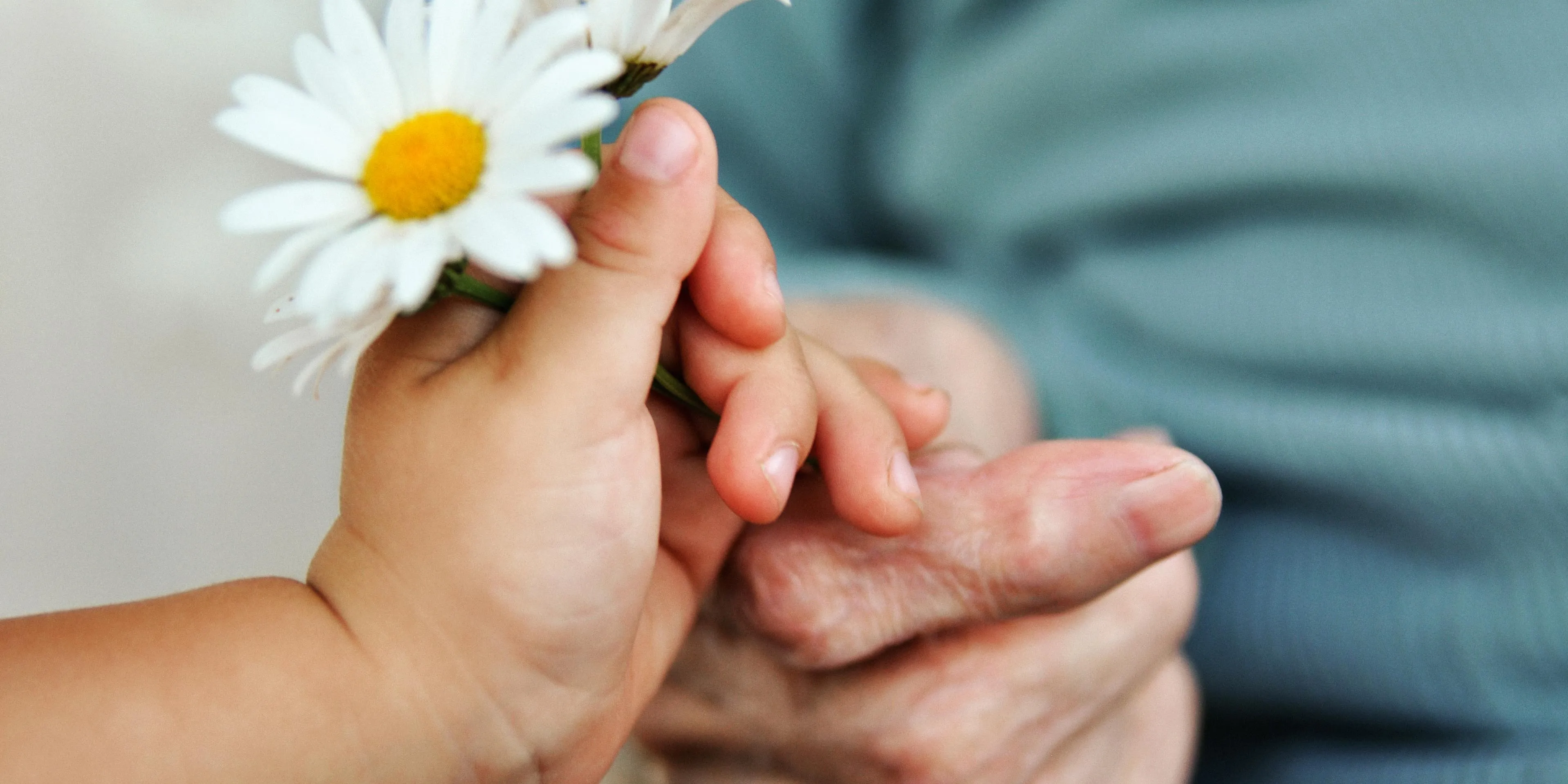 Le promeneur prévoyant emporte avec lui son parapluie. Il en va de même dans les situations de la vie. Economisez des impôts dès aujourd’hui tout en assurant votre retraite. Les solutions de prévoyance avec votre Raiffeisen Fribourg-Ouest